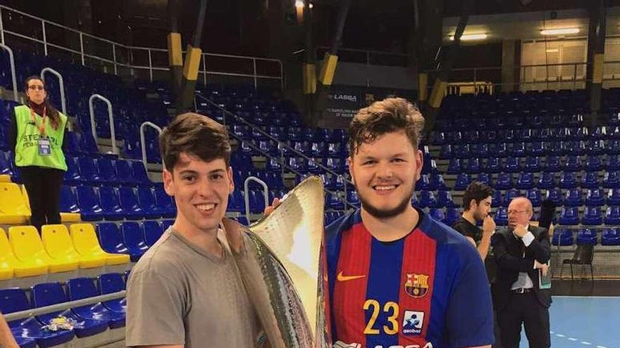 Ramos (derecha) y el juvenil Óscar Mainar sostienen el trofeo.