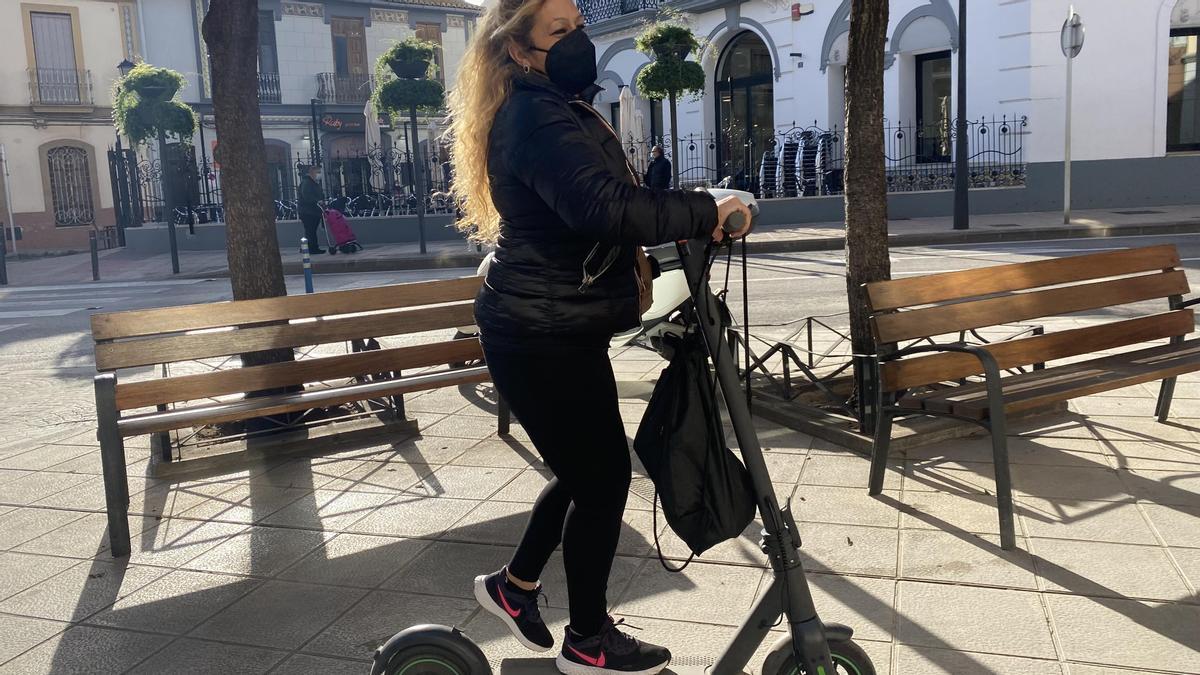 Una usuaria con un patinete en Quart de Poblet