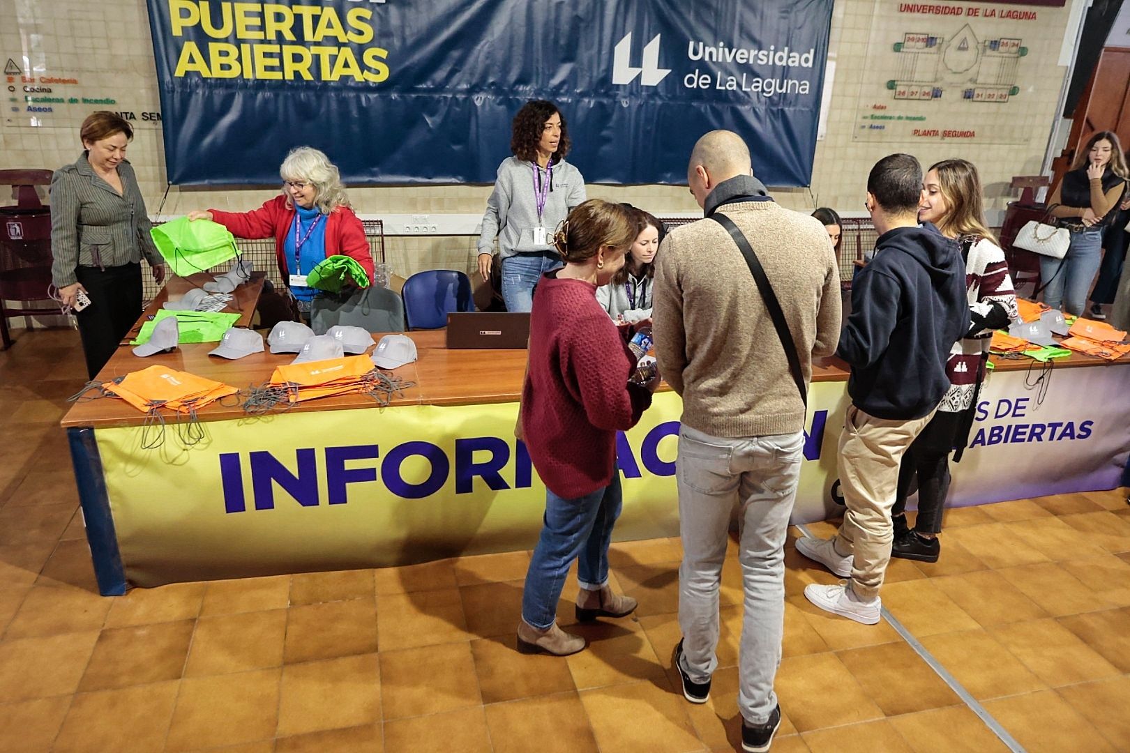 Decenas de alumnos en el Aulario General del Campus Guajara