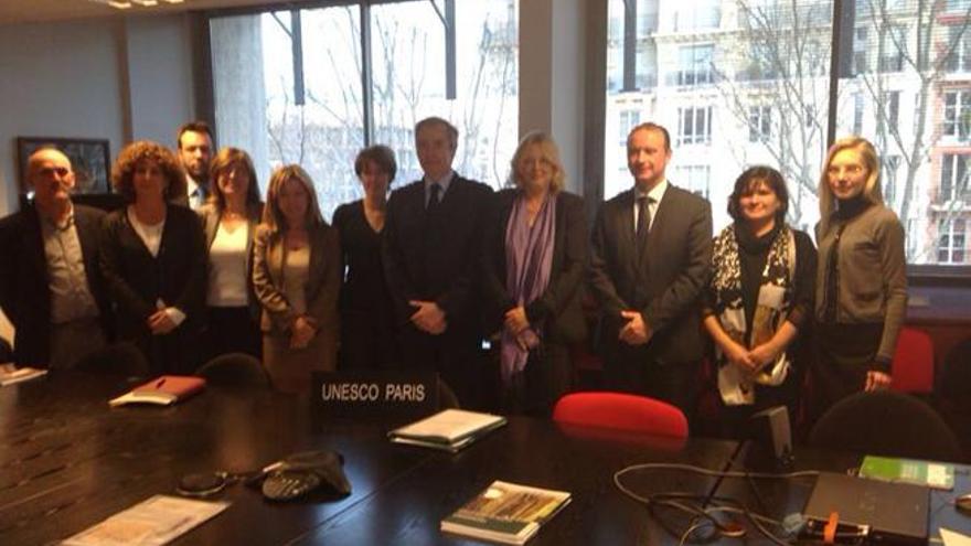 La delegación pitiusa junto las tres responsables del Centro de Patrimonio Mundial de la Unesco.