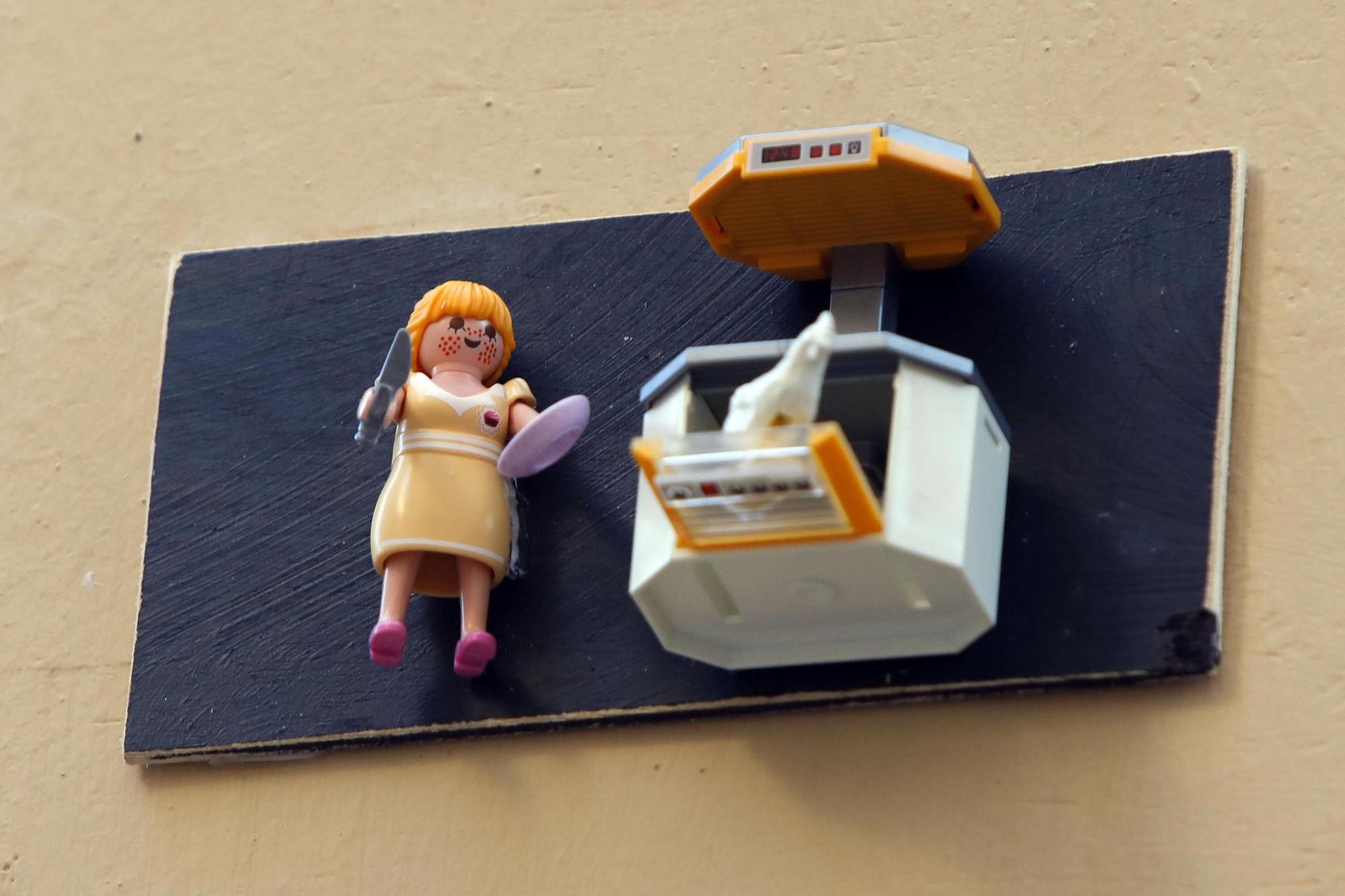 Figuras de Playmobil adornan las placas de calles en el centro de València