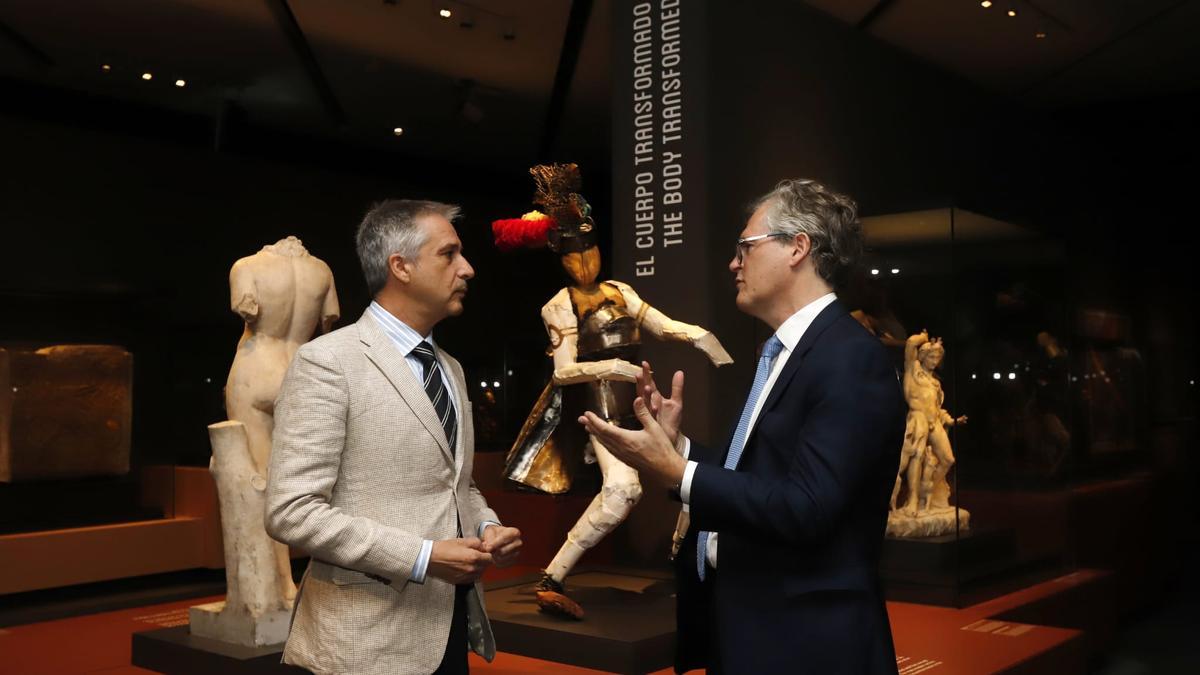 Ricardo Alfós y Hugo Chapman, en la exposición del CaixaForum Zaragoza.