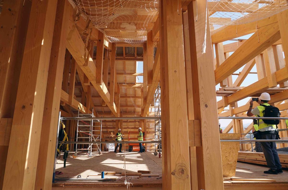 El Cabildo de la Catedral de Málaga realiza una visita guiada a la construcción del nuevo tejado, a cargo del arquitecto, Juan Manuel Sánchez La Chica, para ver el estado de las intervenciones que se vienen realizando