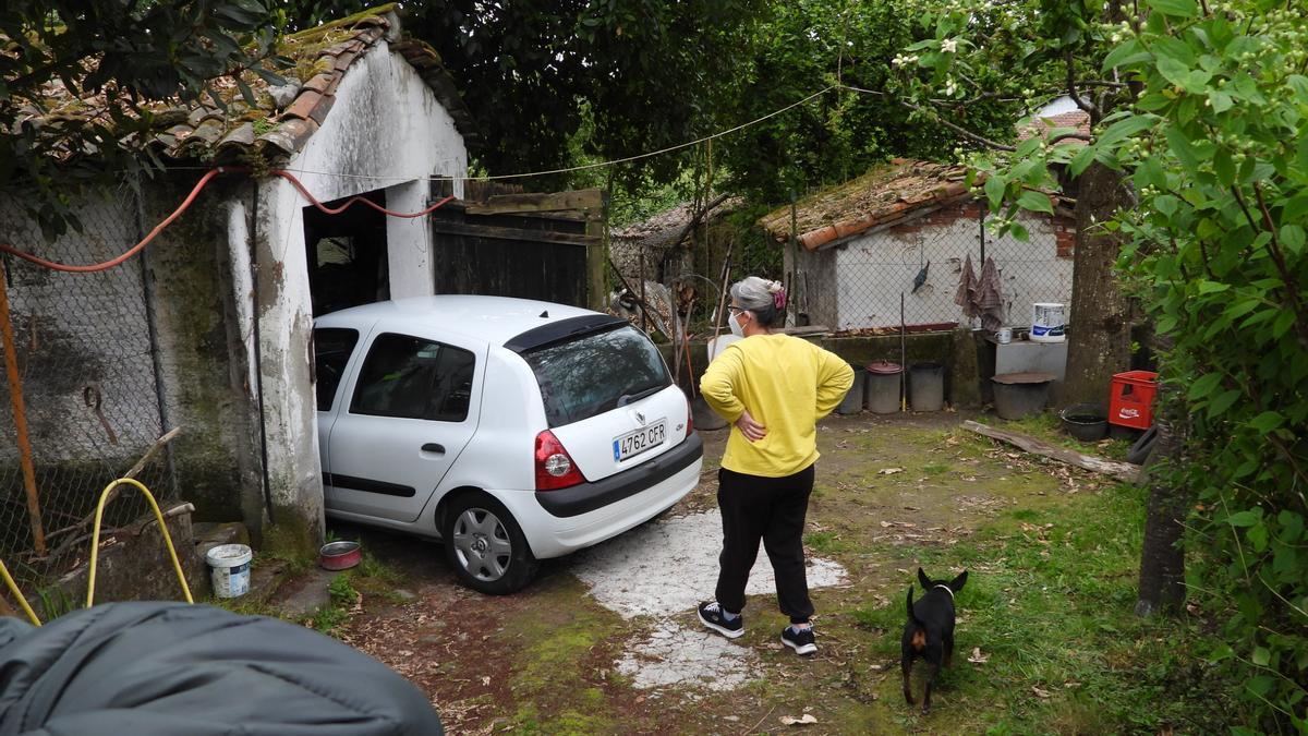 Un familiar del señor condujo su coche de vuelta a casa, tras el hallazgo. // FERNANDO CASANOVA