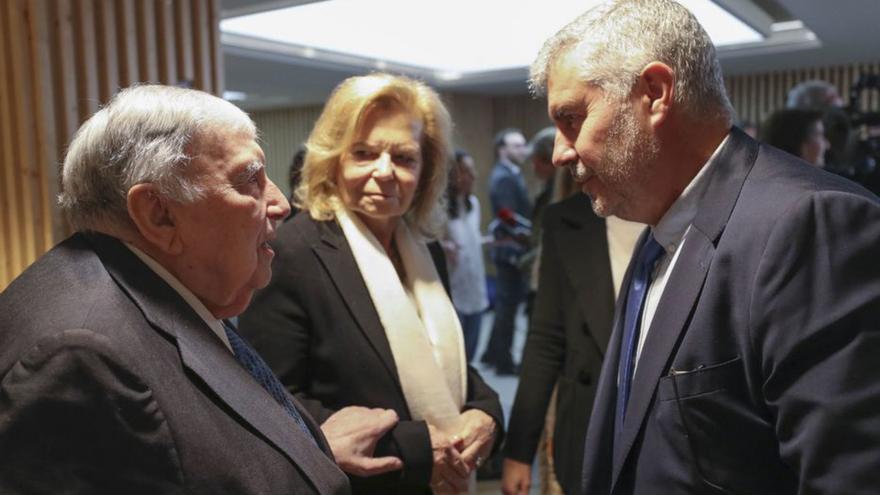 Luis María Anson, Carme Riera y Miguel Ángel Oliver charlan minutos antes de la reunión del jurado. | Efe
