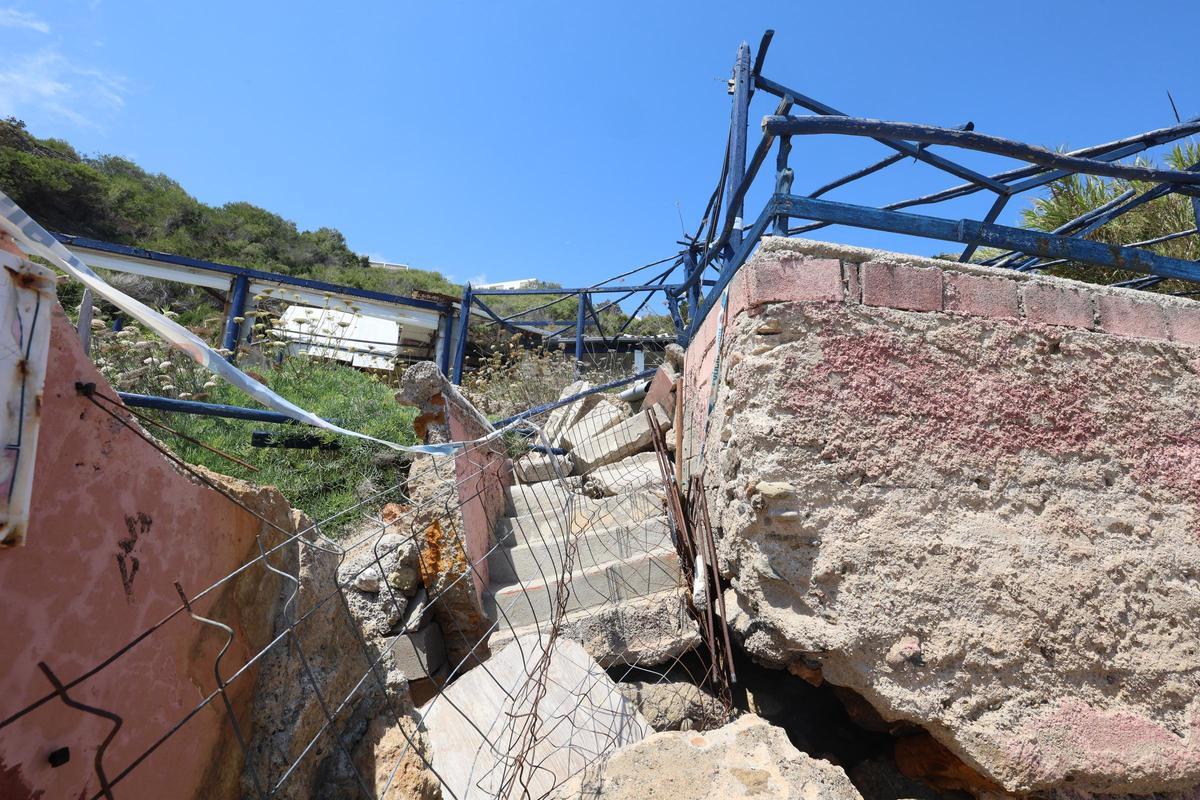 Todas las imágenes de la playa de Aigües Blanques, cerrada por peligro de desrrumbamiento