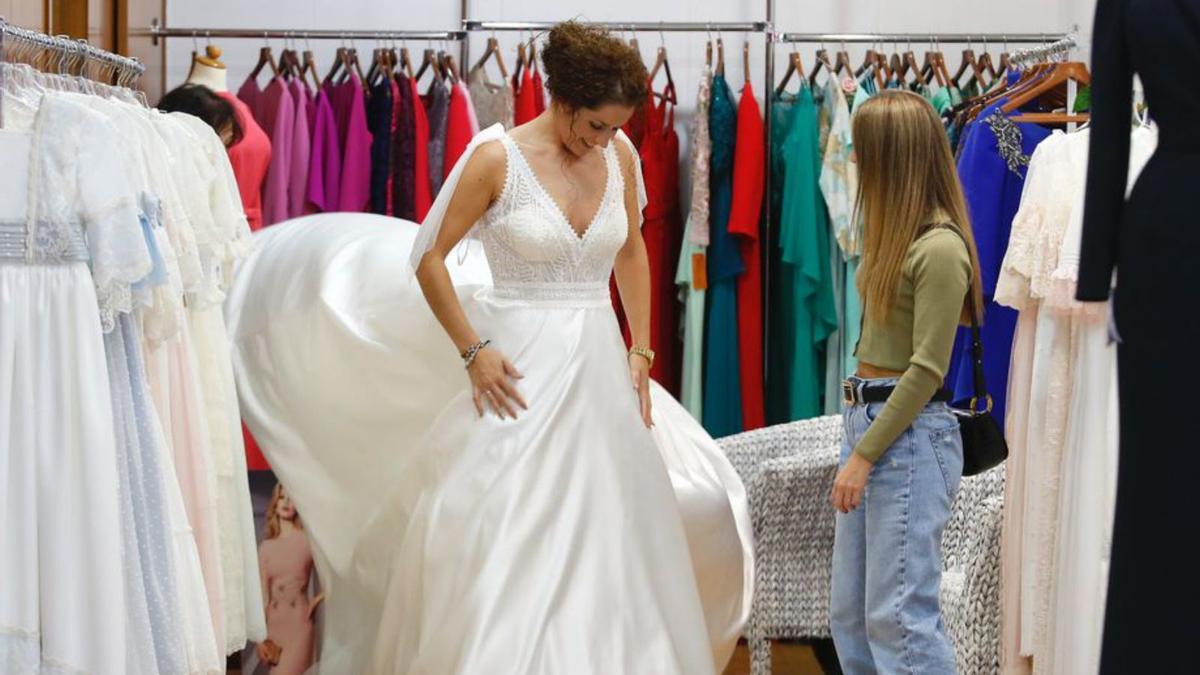 Una de las modelos, preparada para desfilar en la Feria de la Boda.