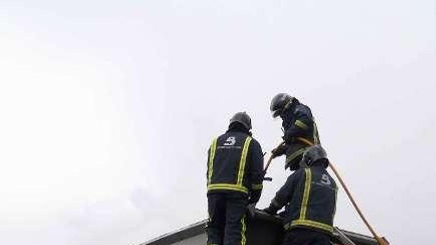 Tres efectivos apagan el fuego en El Berrón.