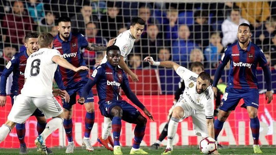 Victoria indecorosa del Madrid ante el Levante (1-2)