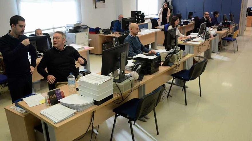 Trabajadores en las oficinas del ORAL de Pontevedra. // Gustavo Santos