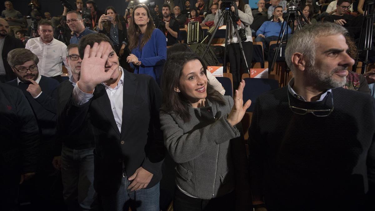 Albert Rivera e Inés Arrimadas, junto a Carlos Carrizosa, este martes, en el Teatre Auditori de Granollers.