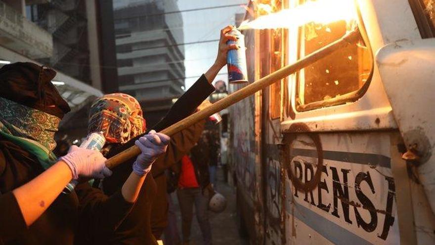 Un grupo de feministas incendia un vehículo del periódico &#039;La Prensa&#039;