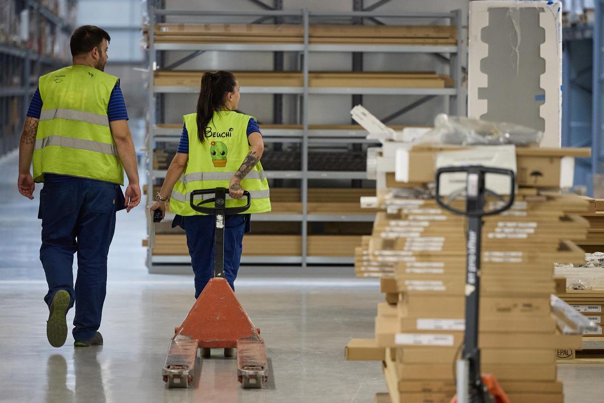 Dos trabajadores en el interior de una empresa. En 2025 se crearon en Castellón casi 7.000 empleos netos.