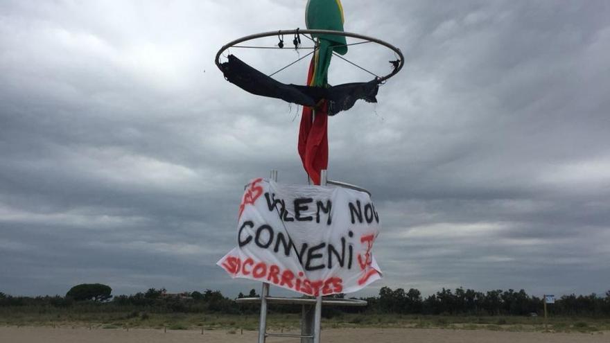 Els socorristes protesten a la platja de Sant Pere