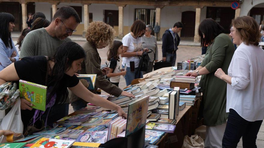 Puesto de la librería local, con Alejandra Araujo a la derecha.