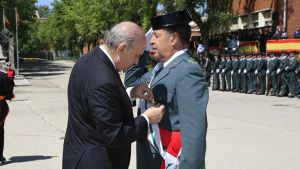 Jorge Fernández Díaz, en aquel momento ministro del Interior, impone la Gran Cruz de la Orden del Mérito de la Guardia Civil al teniente general Pedro Vázquez Jarava, en mayo de 2014.