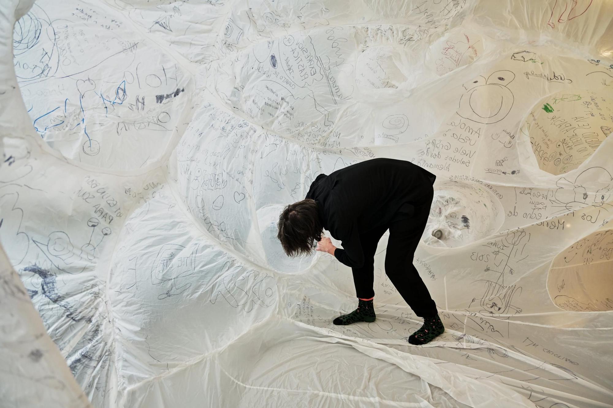 La artista alicantina Olga Diego expone una escultura inflable en Dublín