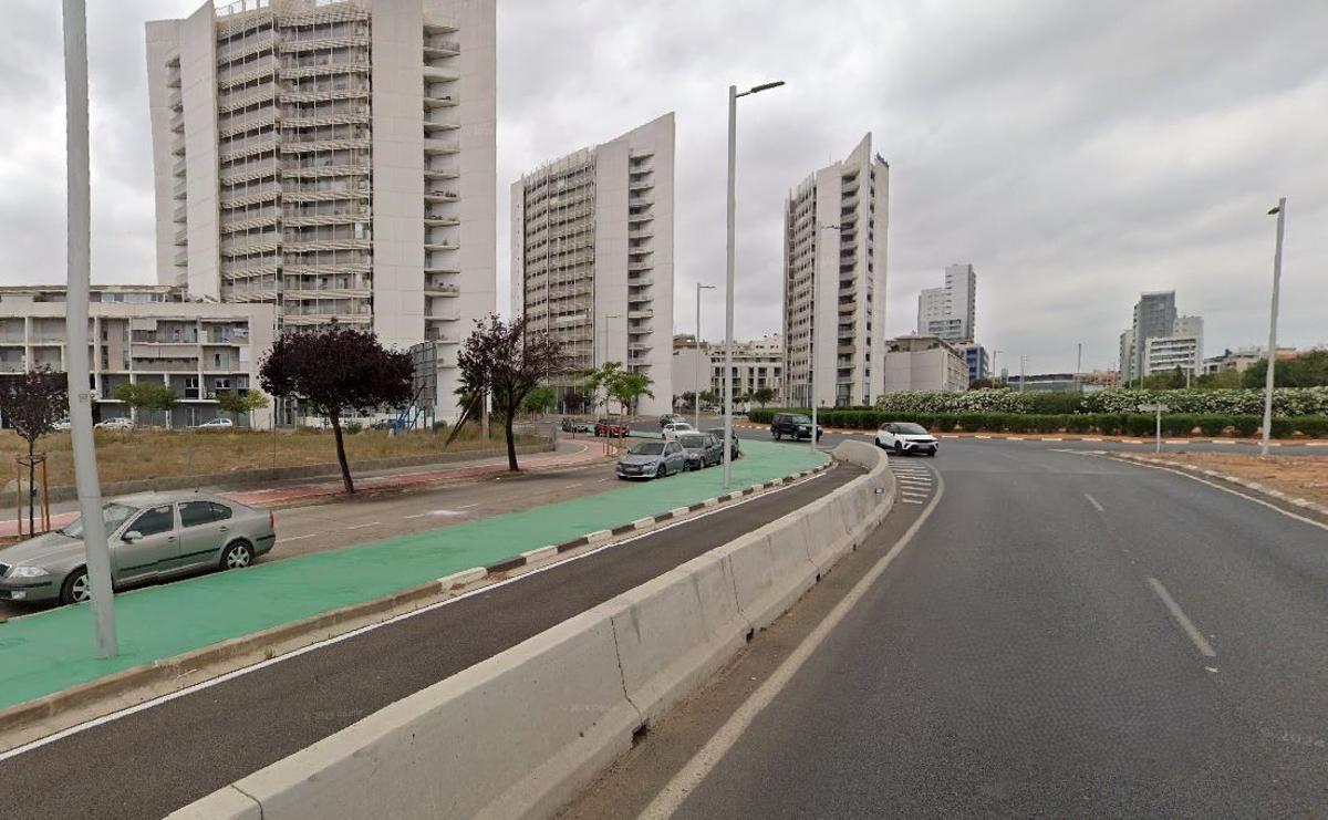Vista de la autovía dirección València, con la Plaza de la Concordia al fondo
