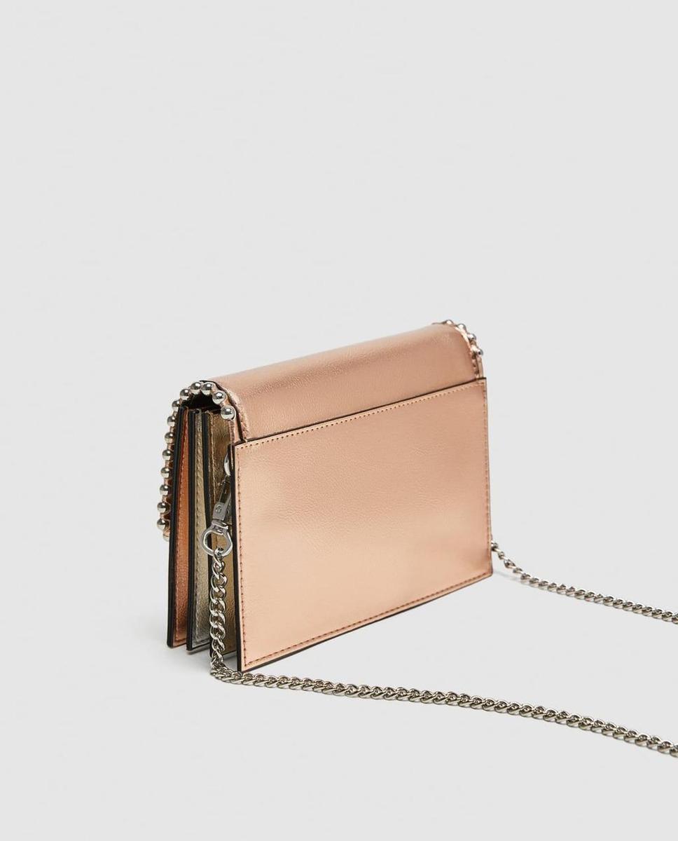 Bolso metalizado de Zara. (Precio: 19, 95 euros)