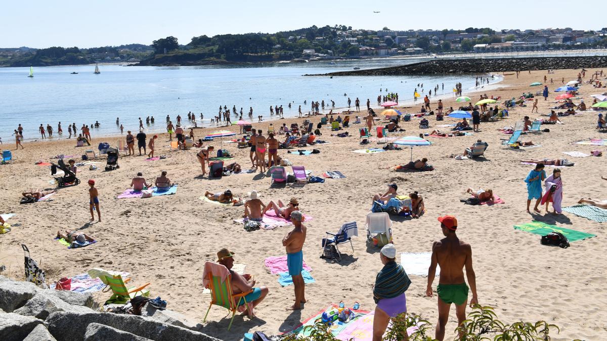 Las playas de A Coruña, abarrotadas con las mareas vivas