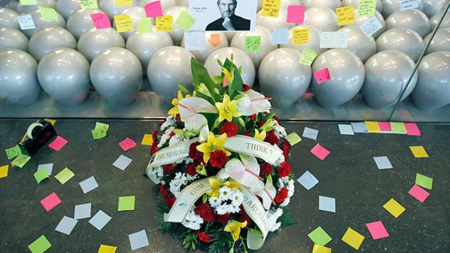 Missatges de condol i un ram de flors en una botiga a Barcelona.