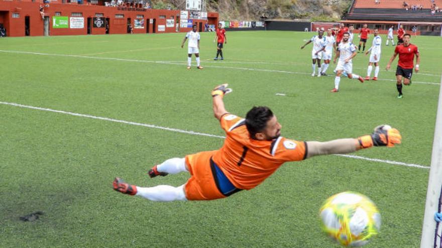 El meta Julio no llega al disparo de Vianney.