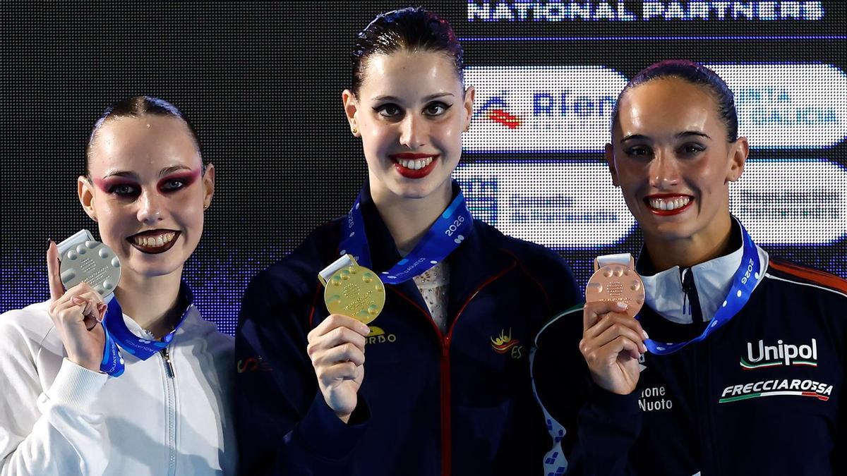 Iris Tió posa con su medalla de oro en solo libre femenino.