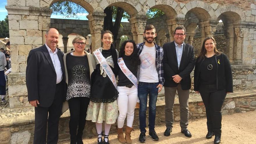 Alba Soler, Txell Soteras i Adrià Malagón, amb representants municipals