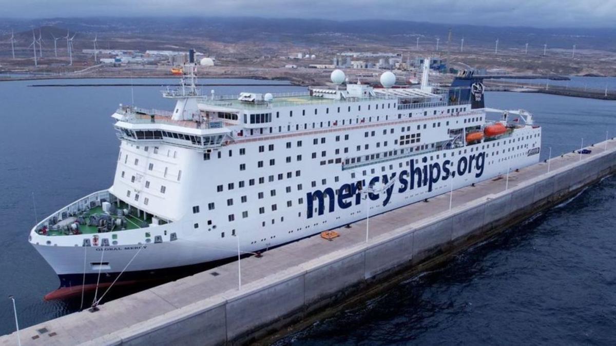 El Global Mercy, el mayor buque civil hospital del mundo, atracado en el Puerto de Granadilla.