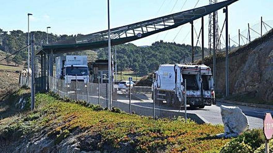 Dos camiones en el acceso a la planta de Nostián.