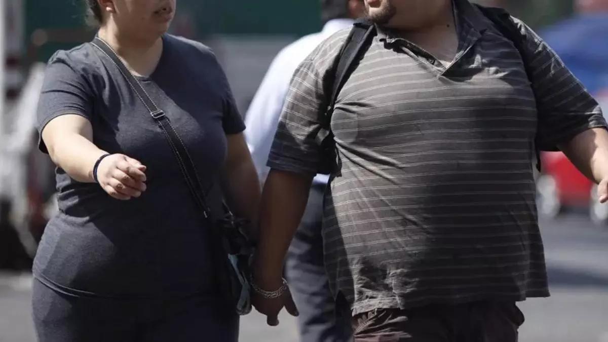 Hombres y mujeres casados tienen más probabilidades de padecier sobrepeso; los varones también obesidad.