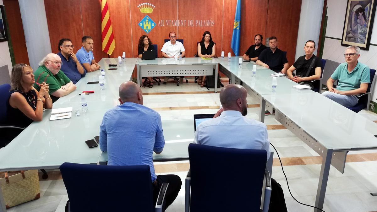 Imatge d'arxiu d'una reunió a l'Ajuntament de Palamós.