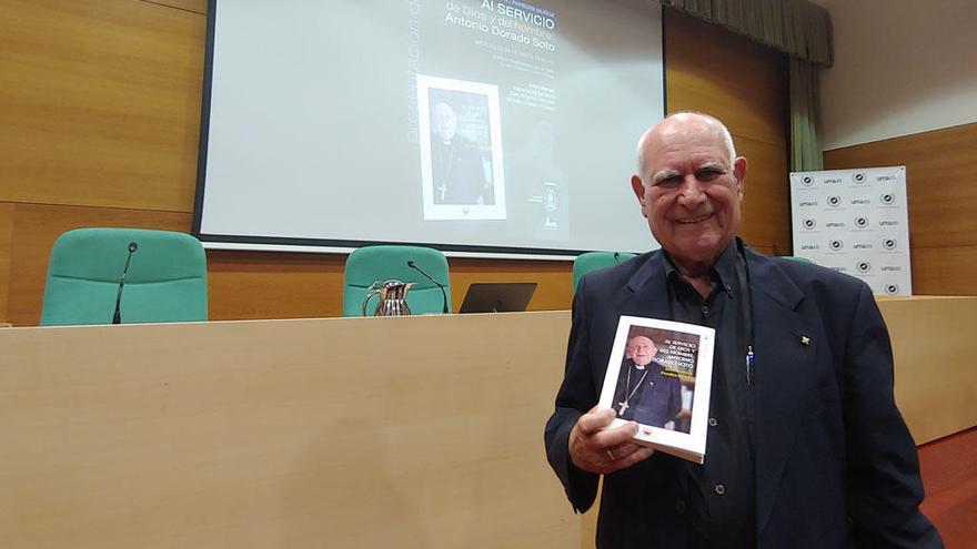 Juan Antonio Paredes, antes de la presentación del libro, ayer en el Rectorado de la UMA.