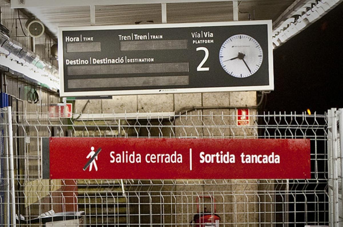 Obres del vestíbul de l’estació de passeig de Gràcia de Barcelona, on els passatgers -que compren els bitllets i fan transbord al metro pel carrer- es queixen de la mala senyalització de les entrades provisionals.
