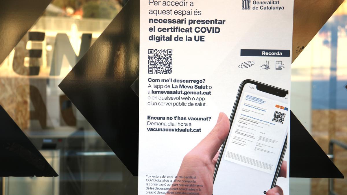 Imatge d&#039;un cartell sobre l&#039;obligació de portar el certificat de vacunació al gimnàs