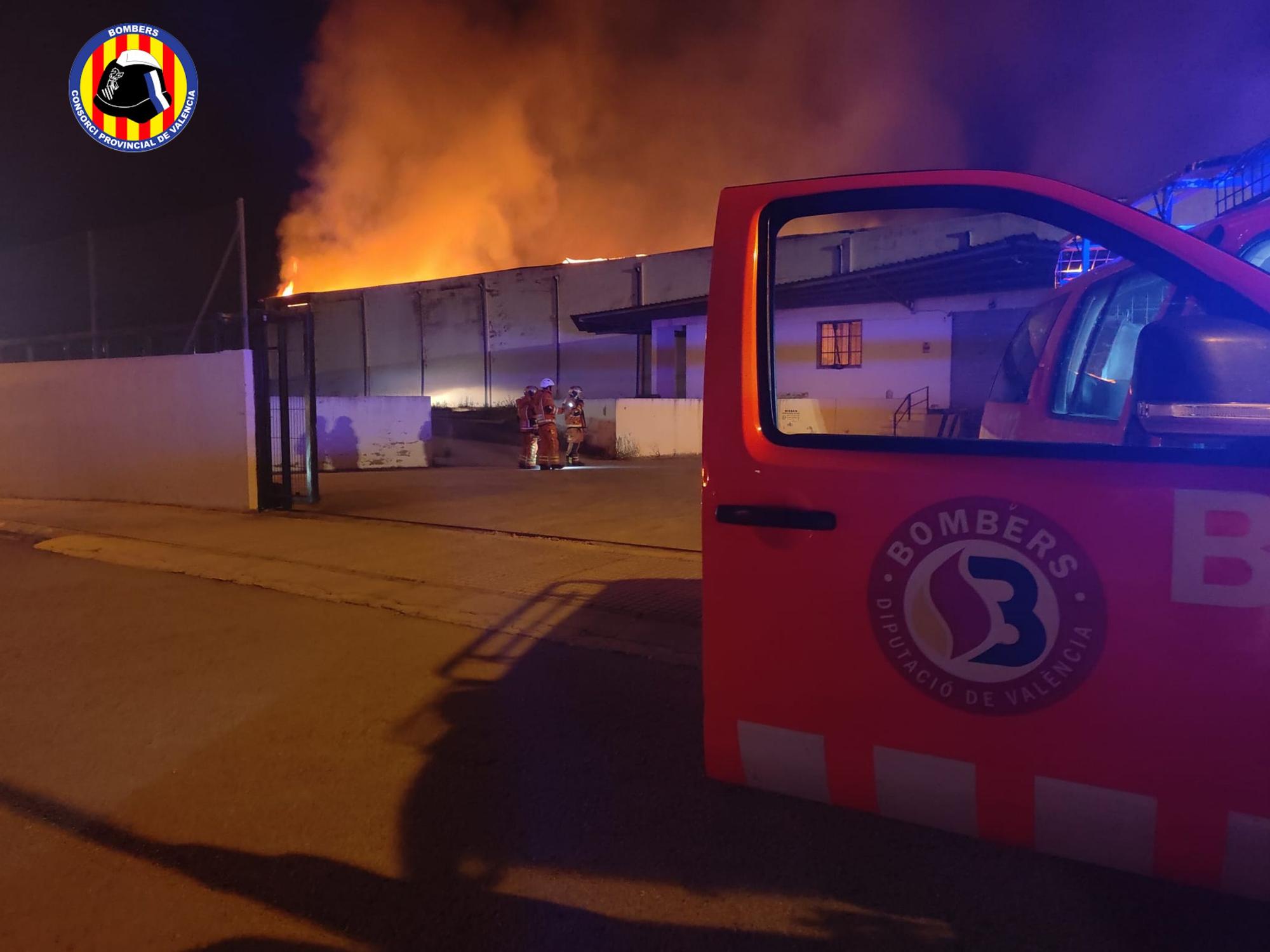 Ocho dotaciones de bomberos sofocan un incendio industrial en Vallada
