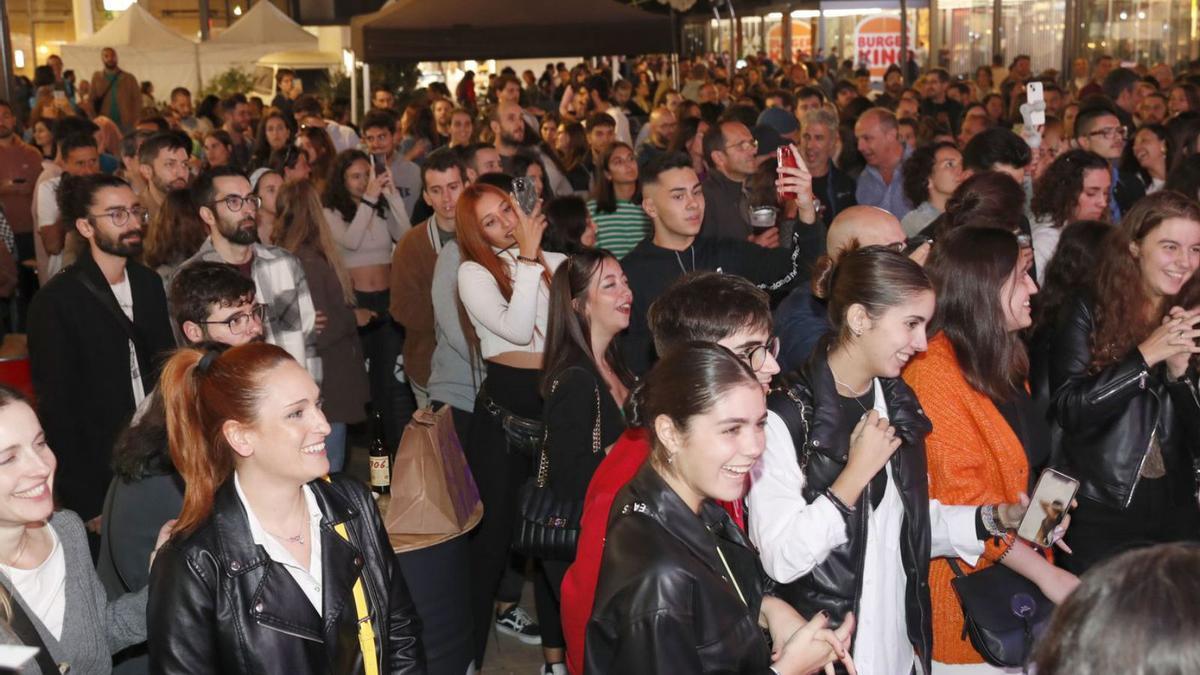 Público asistente a las celebraciones, anoche, en el Centro Comercial Vialia.   | // JOSÉ LORES