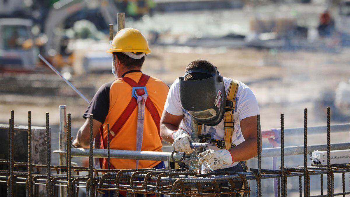La regularización lleva el empleo a un récord de 22,5 millones mientras el paro repunta en julio