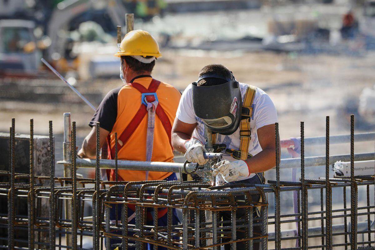 La regularització porta l’ocupació a un rècord de 22,5 milions mentre l’atur repunta al juliol