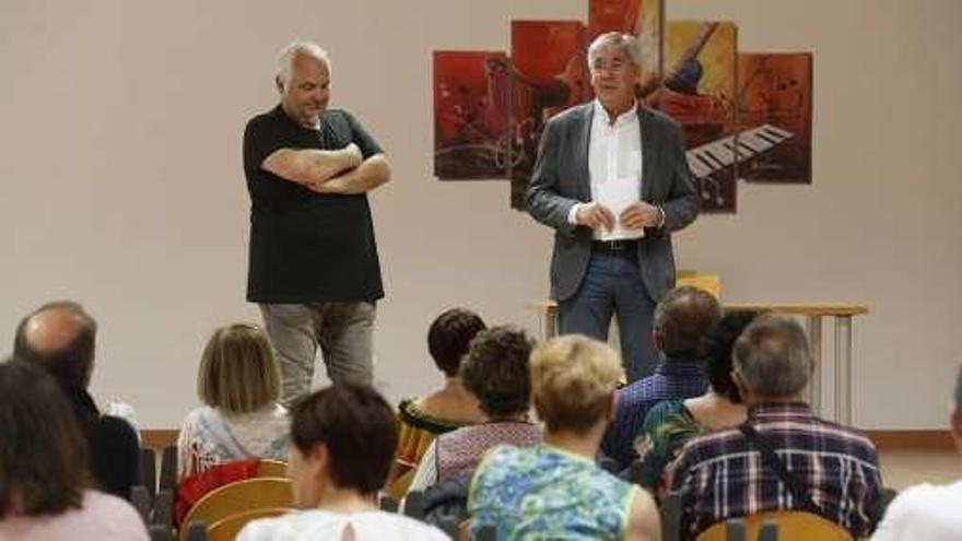 Adolfo Camilo Díaz, responsable de Cultura, y Fernando Padilla, director general de planificación llingüística del Principado, antes del acto.