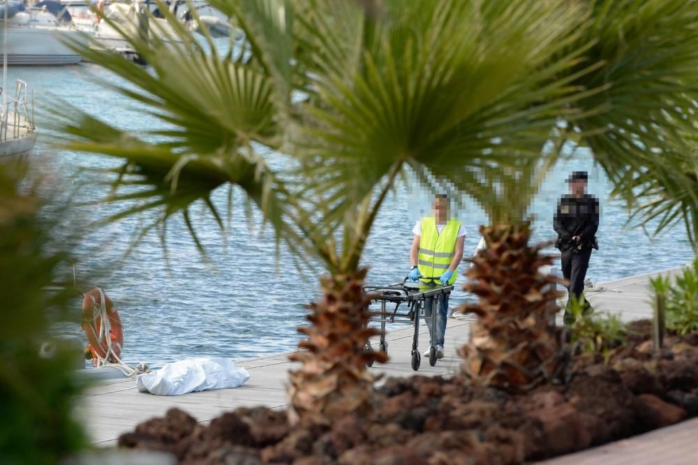 Las Palmas de Gran Canaria. Cadaver en el Muelle Deportivo | 12/04/2019 | Fotógrafo: José Carlos Guerra