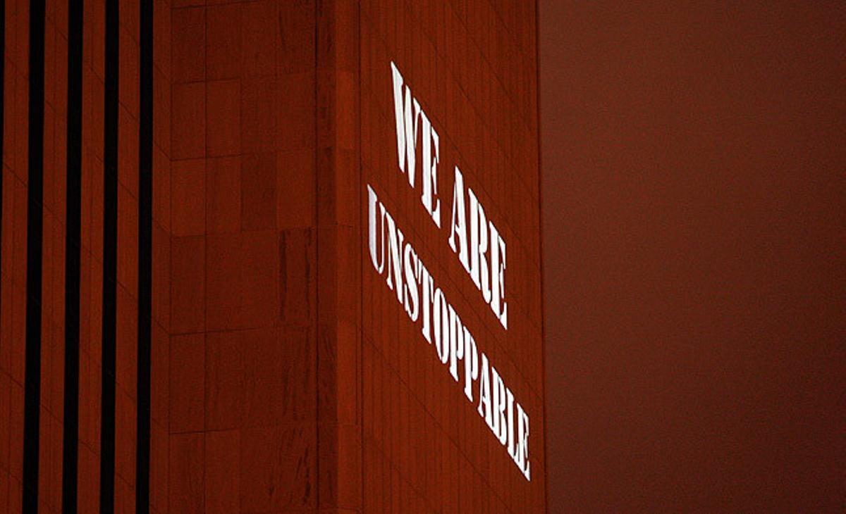 Som imparables. Missatge projectat en un edifici de Wall Street, durant les últimes manifestacions a Nova York.
