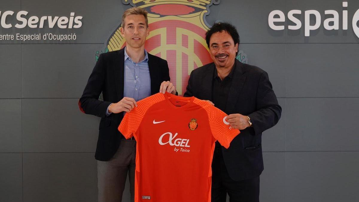 Alfonso Díaz le ha entregado una camiseta del Mallorca.
