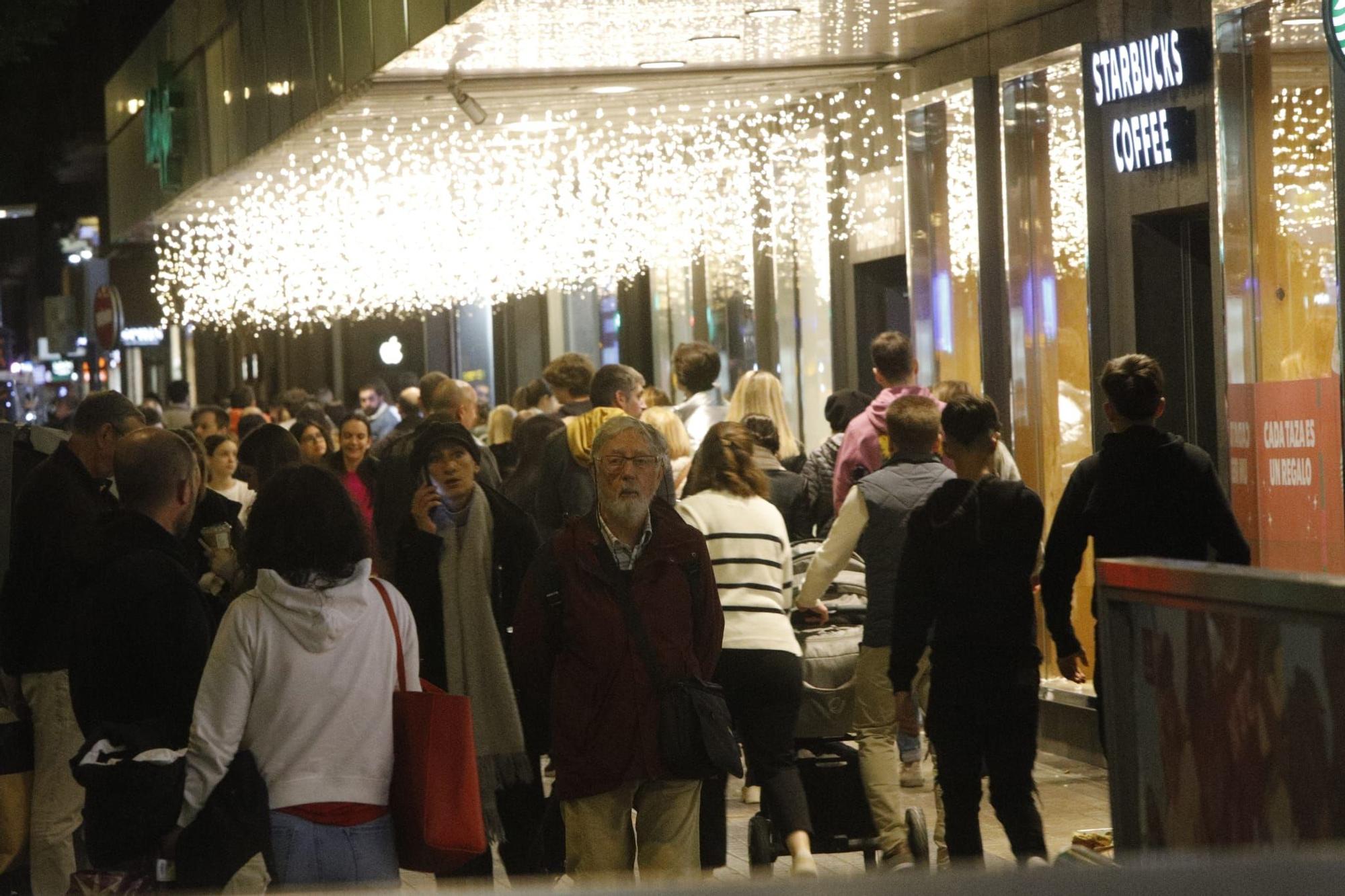 El turismo y las compras navideñas llenan las calles de València