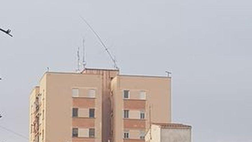 Alarma entre los vecinos del Parque del Oeste de Castelló por el estado de una antena de radioaficionado