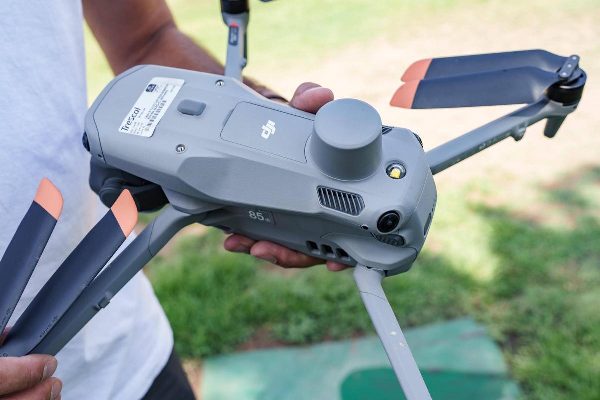 Javier Moreno, responsable de Dronfly, muestra algunos de los drones con los que convirtió su afición en profesión.