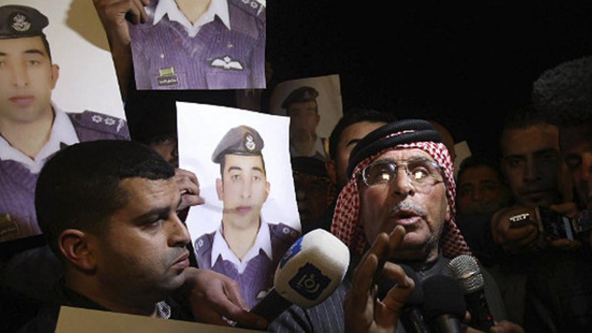 Safi Yousef (dcha), padre del piloto jordano Muaz Kasasbeh, a quien el grupo yihadista Estado Islámico (EI) ha amenazado con matar.