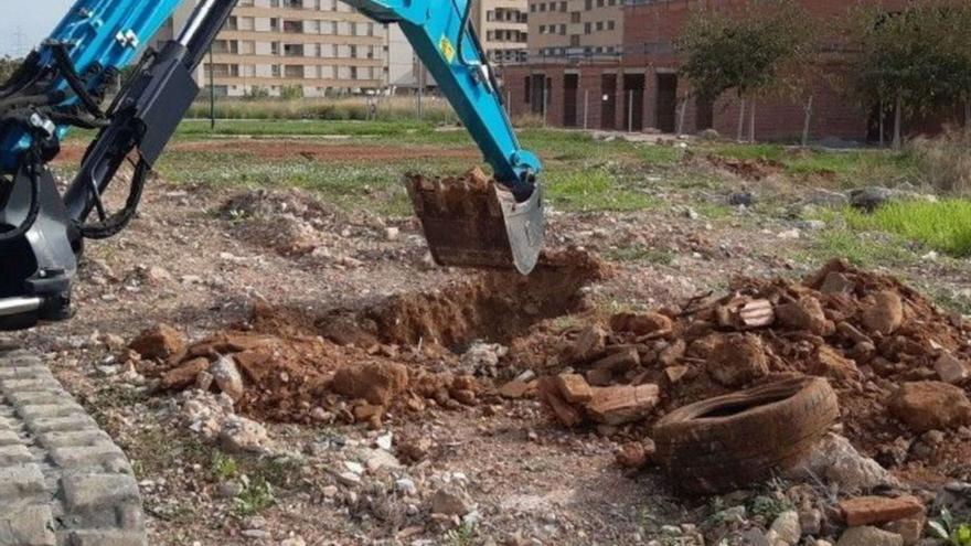 Los trabajos previos para la pista de ‘pump track’ sacaron a la luz los desechos. | MEDITERRÁNEO