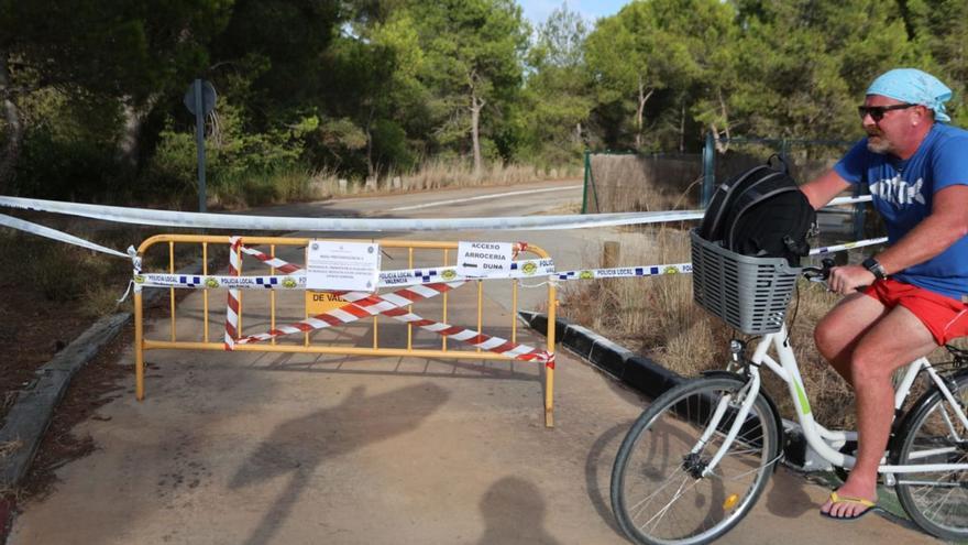 Una valla impide el acceso a la Devesa del Saler por el riesgo de incendios, ayer. | F. BUSTAMANTE