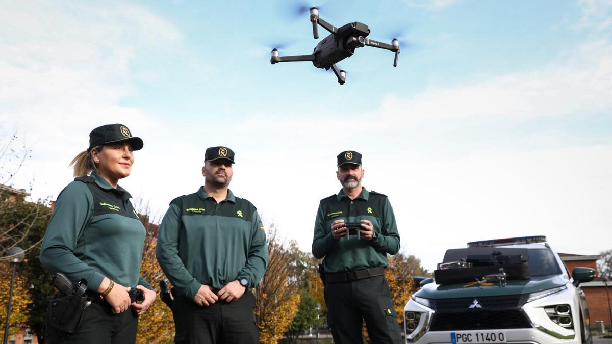 Tamara Aza, Javier Clemente y Eduardo Rodríguez, integrantes del grupo Pegaso de la Guardia Civil